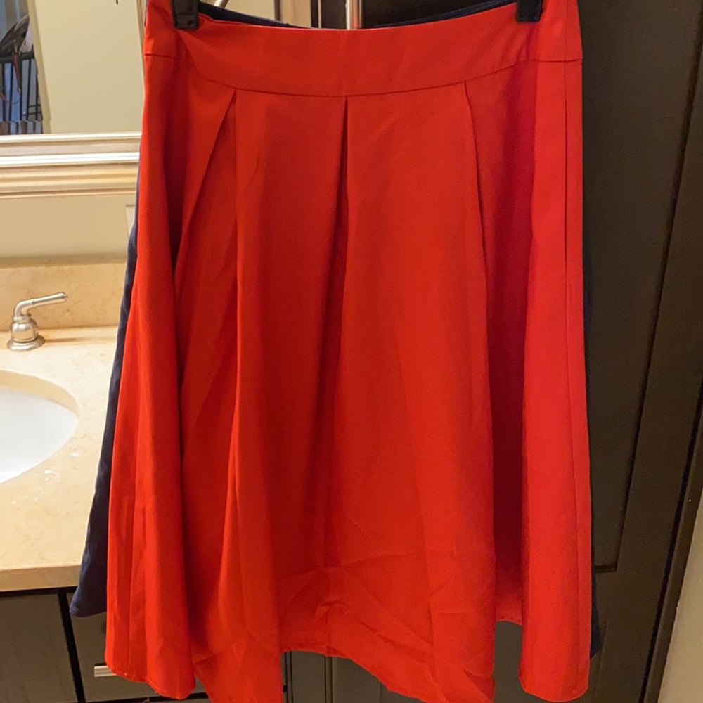 Red pleated skirt - zipper closure in back